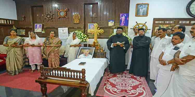 പു​തു​പ്പ​ള്ളി പ​ള്ളി​യി​ൽ ഉ​മ്മ​ൻ ചാ​ണ്ടി​ക്കാ​യി പ്ര​ത്യേ​ക ക​ല്ല​റ